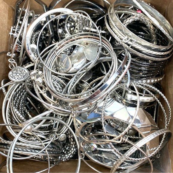 1 lb Bulk Silver & Silver-Tone Jewelry Lot Mixed Styles Untested Wearable Items - Picture 8 of 8